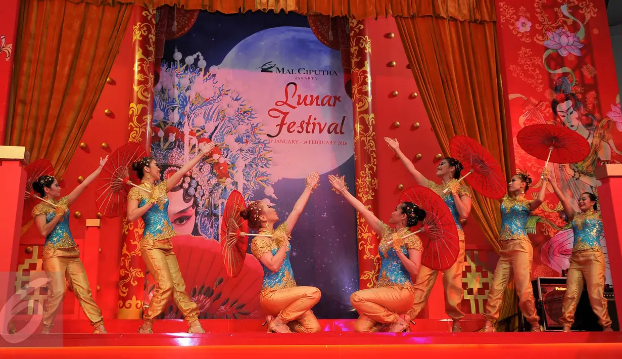 Penari yang tergabung dalam Lunar Festival Dance memeriahkan rangkaian perayaan tahun baru Imlek 2567 di salah satu pusat perbelanjaan di Jakarta, Kamis (19/2). (Liputan6.com/Gempur M Surya)
