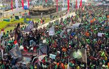 Situasi Terkini Demo Besar-besaran Driver Ojol di Patung Kuda, Massa Teriak ’Tak Siap Diperas’