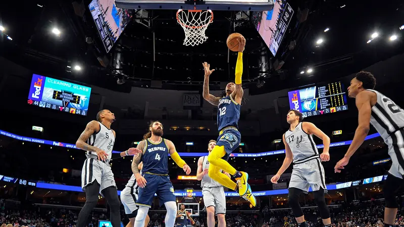 Ja Morant memasukkan bola ke ring Spurs pada lanjutan NBA