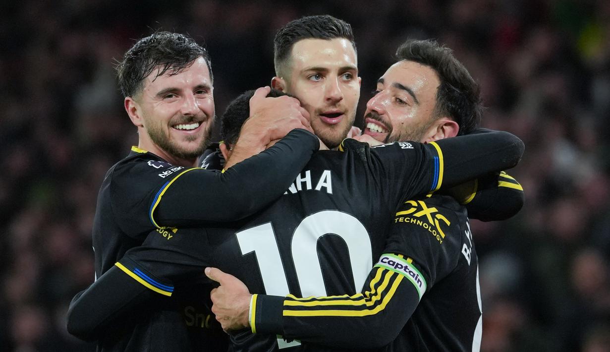 Bruno Fernandes dan Mason Mount menjadi dua pilar utama Setan Merah saat taklukkan Wolverhampton Wanderers. Keduanya mampu tampil apik dan membawa MU berjaya di Molineux Stadium. (AP Photo/Dave Shopland)