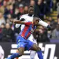 Pemain Crystal Palace, Wilfried Zaha (depan) mengecoh pemain Leicester City, Wilfred Ndidi pada lanjutan Premier League di Selhurst Park, London, (28/4/2018). Crystal Palace menang 5-0. (Dominic Lipinski/PA via AP)