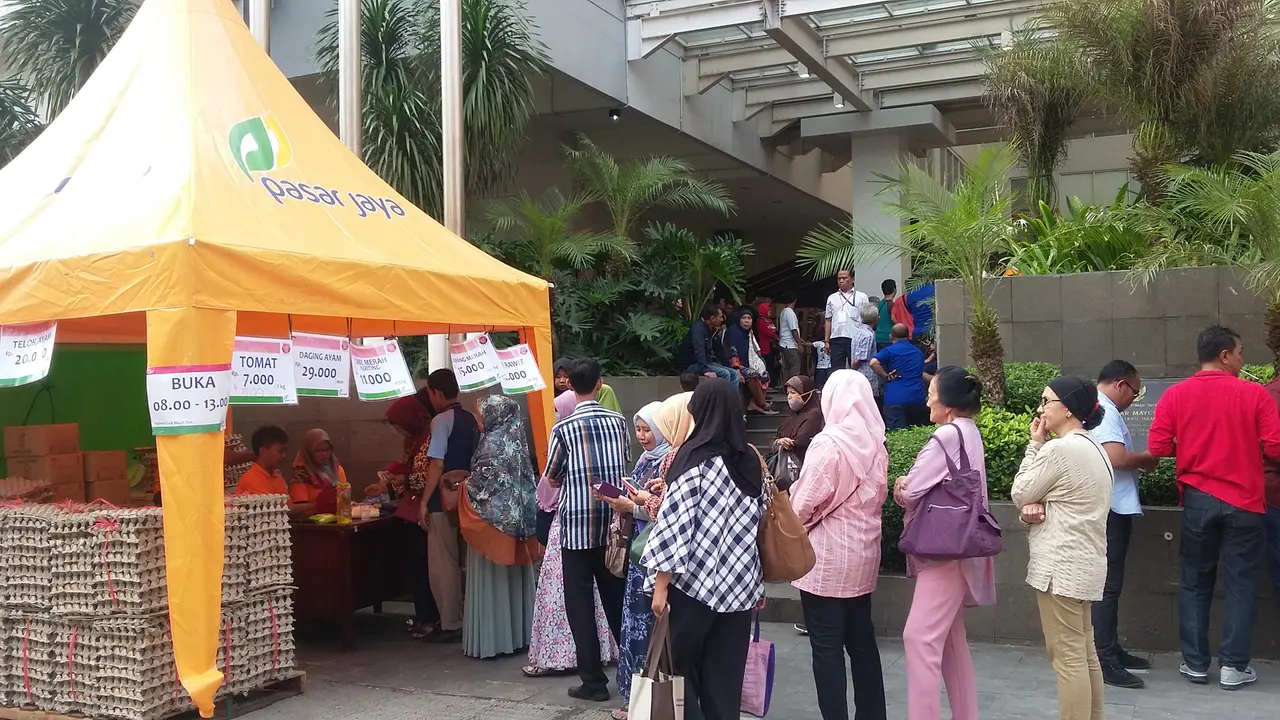 PD Pasar Jaya menggelar pasar murah.
