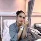 Cinta Laura sukses mencuri perhatian usai membagikan potret dirinya menjalani perawatan di rumah sakit dengan makeup yang tetap on point. [@claurakiehl].