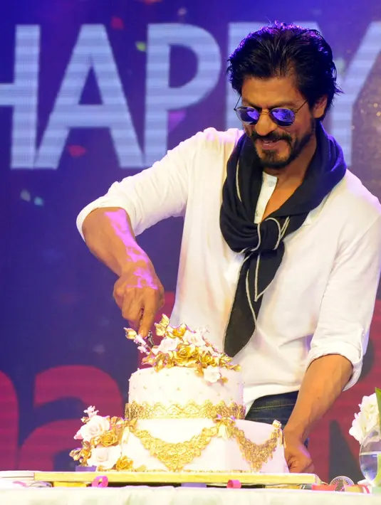 Di harinya tersebut Shah Rukh Khan dibanjiri cinta dan doa dari keluarga dan para sahabat. (AFP/Bintang.com)