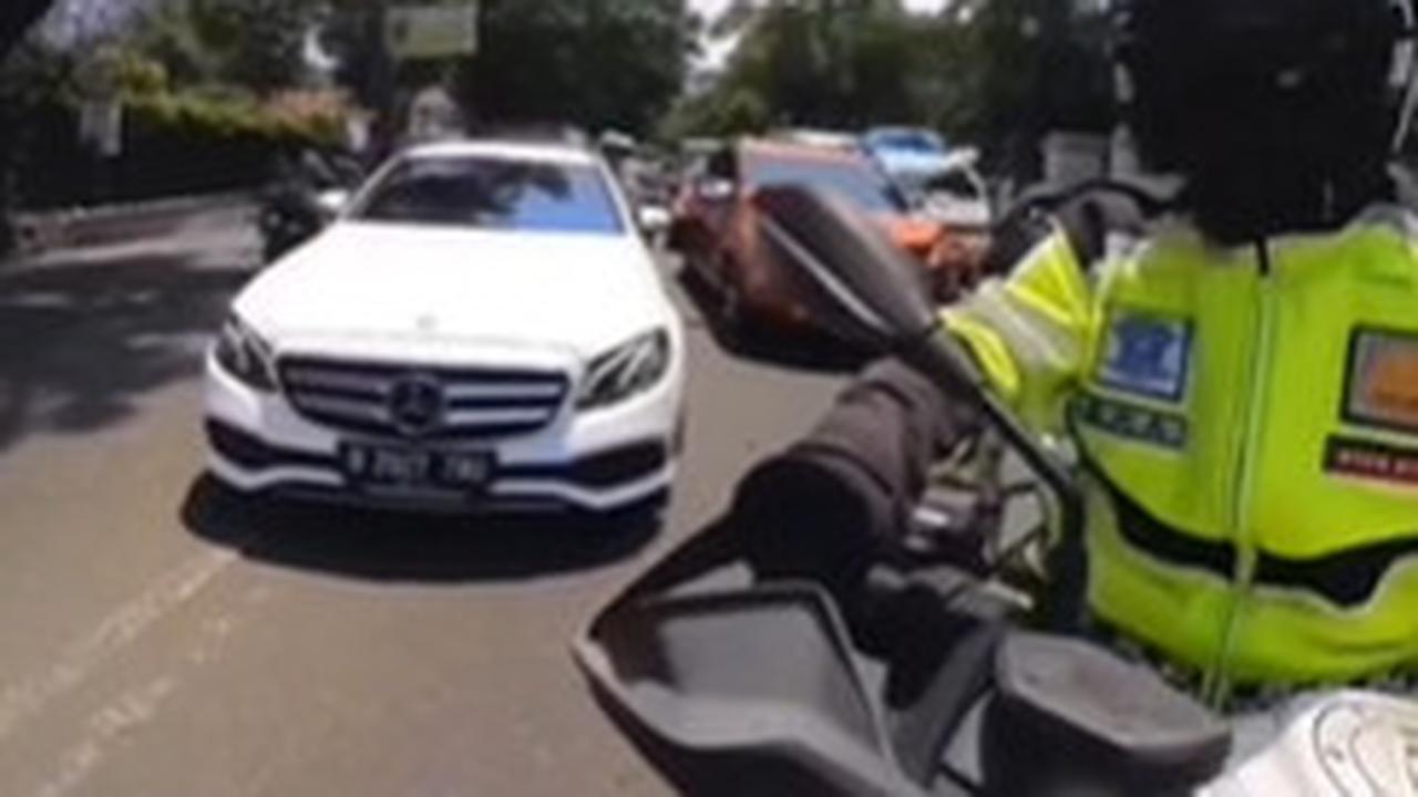 Konvoi Pejabat Diikuti Sedan Mewah, Polisi Pengawal Ambil Tindakan Sampai Bikin Wajah Pengemudi Pucat