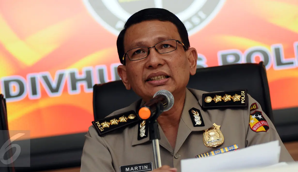  Kabagpenum Humas Polri Kombes Pol Martinus Sitompul menyampaikan keterangan di Mabes Polri, Jakarta, Jumat (24/3). Martinus juga menyampaikan kronologis penangkapan terduga teroris di Ciwandan, Cilegon, Banten. (Liputan6.com/Helmi Fithriansyah)