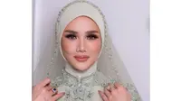 5 Potret Mulan Jameela Pakai Cincin Blue Sapphire di Berbagai Momen, Tampil Mewah dan Menawan