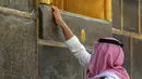 Seorang jamaah menyentuh Ka'bah di Masjidil Haram, Makkah, Arab Saudi, Senin (27/7/2020). Karena pandemi COVID-19, Arab Saudi membatasi jumlah jemaah haji tahun ini hanya untuk sekitar 1.000 orang. (Saudi Ministry of Media via AP)