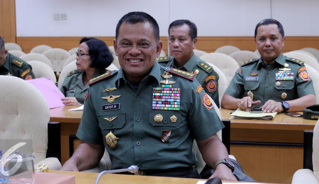 Panglima TNI Jenderal Gatot Nurmantyo sebelum mengikuti Rapat Dengar Pendapat Umum dengan Panitia Khusus (Pansus) RUU Pemilu di Gedung Nusantara II, Kompleks Parlemen Senayan, Jakarta Pusat, Selasa (13/12). (Liputan6.com/JohanTallo)
