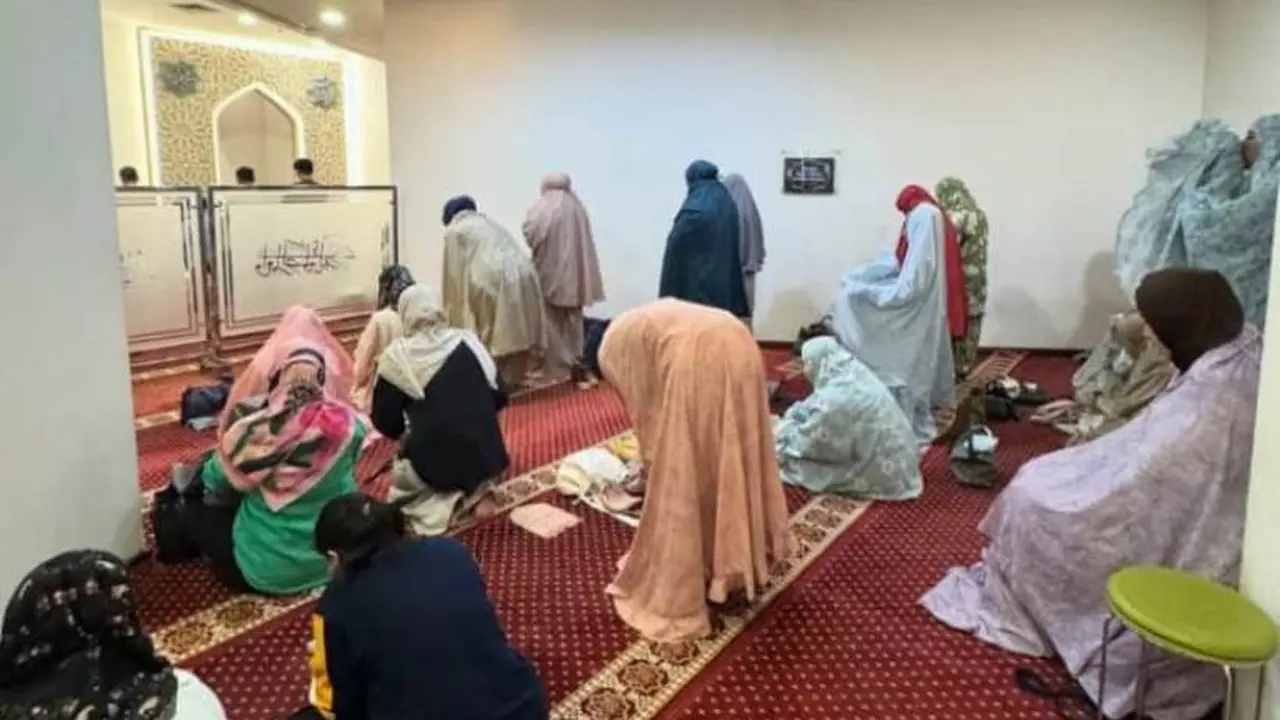 Zaskia Adya Mecca Soroti Kebiasaan Aneh Pengunjung Saat Salat di Musala Mal