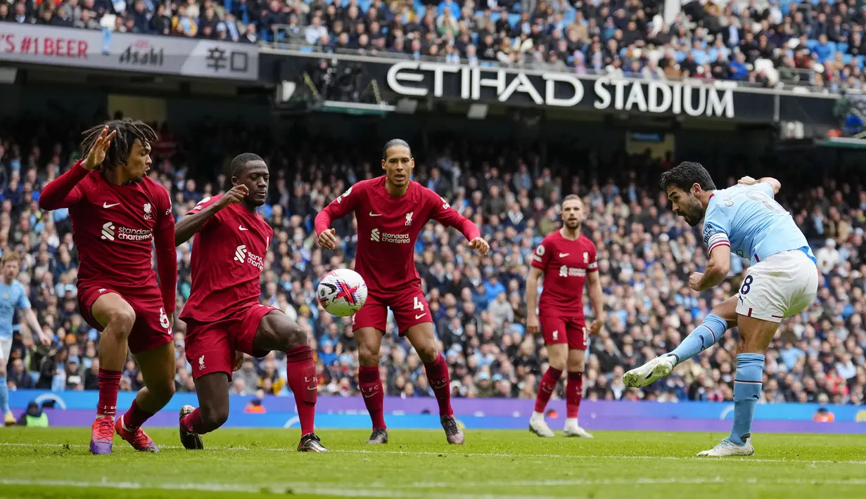Pemain Manchester City, Ilkay Gundogan (kanan) mencetak gol ketiga timnya ke gawang Liverpool pada laga pekan ke-29 Liga Inggris 2022/2023 yang berlangsung di Etihad Stadium, Manchester, Minggu (01/04/2023) WIB. The Cityzens menang dengan skor 4-1. (AP Photo/Jon Super)
