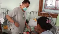 Pasien DBD sedang dirawat di RSUD TC Hillers Maumere, Kabupaten Sikka, NTT (Liputan6.com/ Ola Keda)