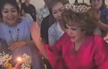 7 Potret Cantik Menawan Mpok Atiek saat Rayakan Ulang Tahun ke-69, Tampil Bak Ratu Kerajaan dengan Mahkota Besar di Kepala