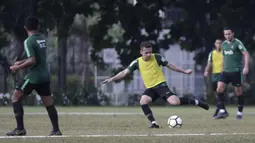 Pemain Timnas Indonesia U-23, Egy Maulana, bersiap mengirim umpan saat latihan di Lapangan ABC, Jakarta, Kamis (14/3). Latihan ini merupakan persiapan jelang Kualifikasi Piala AFC U-23. (Bola.com/Vitalis Yogi Trisna)