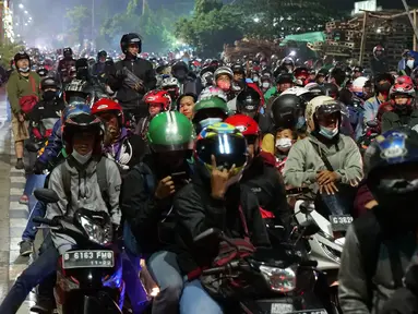 Sejumlah pemudik motor mematikan kendaraannya di kawasan posko penyekatan mudik di Kedungwaringin, Kabupaten Bekasi, Jawa Barat, Senin (10/5/2021). Sejumlah pemudik motor mematikan kendaraannya untuk menolak diputarbalikkan oleh petugas di posko penyekatan mudik. (Liputan6.com/Herman Zakharia)