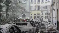 Petugas layanan darurat berkumpul di luar bangunan yang rusak saat pencarian korban berlanjut setelah serangan rudal Rusia di Lviv, Ukraina, Kamis, 6 Juli 2023. (AP Photo/Mykola Tys)