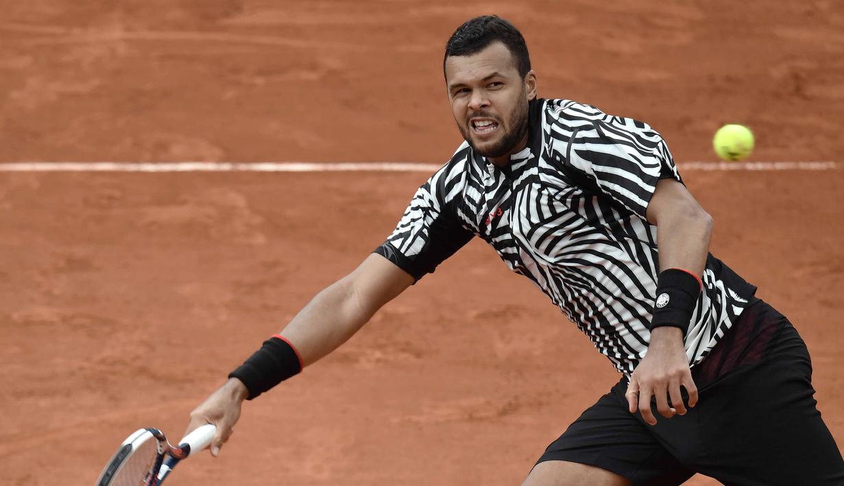 Jo-Wilfried Tsonga beraksi dengan kostum bertema zebra saat melawan Jan-Lennard Struff  berlaga pada Prancis Terbuka 2016 di Roland Garros, Paris, (24/5/2016). (AFP/Philippe Lopez)