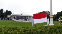 Pasukan Pengibar Bendera Pusaka (Paskibraka) bersiap mengibarkan Bendera Merah Putih saat Upacara Peringatan Detik-Detik Proklamasi 1945 yang dipimpin oleh Presiden Joko Widodo di Istana Merdeka, Jakarta, Senin (17/8/2020). (Foto: Biro Pers Sekretariat Presiden)