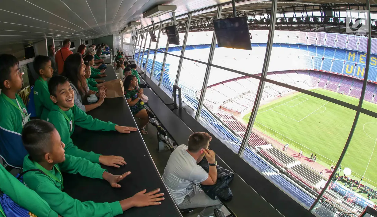 Delapan pemain terbaik MILO Football Championship melihat stadion Nou Camp, Barcelona. pemain terbaik ini mendapatkan pelatihan dengan anak lainnya dari Australia, New Zealand, Thailand, Vietnam, Panama, Sri Lanka, dan Trinidad-Tobago. Liputan6.com/Rizky)