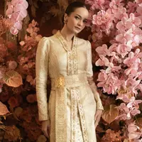 Potret Enzy dalam balutan kebaya kartini dan songket Aceh di momen lamarannya. (Foto: Instagram/fadlan_indonesia)