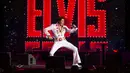Seorang penyanyi, Jason Dale tampil dalam pembukaan 'Perayaan Elvis 2018' di Blackpool Winter Gardens, Barat Laut Inggris, Jumat (29/6). Festival ini digelar untuk memperingati penyanyi legendaris Elvis Presley. (Oli SCARFF/AFP)
