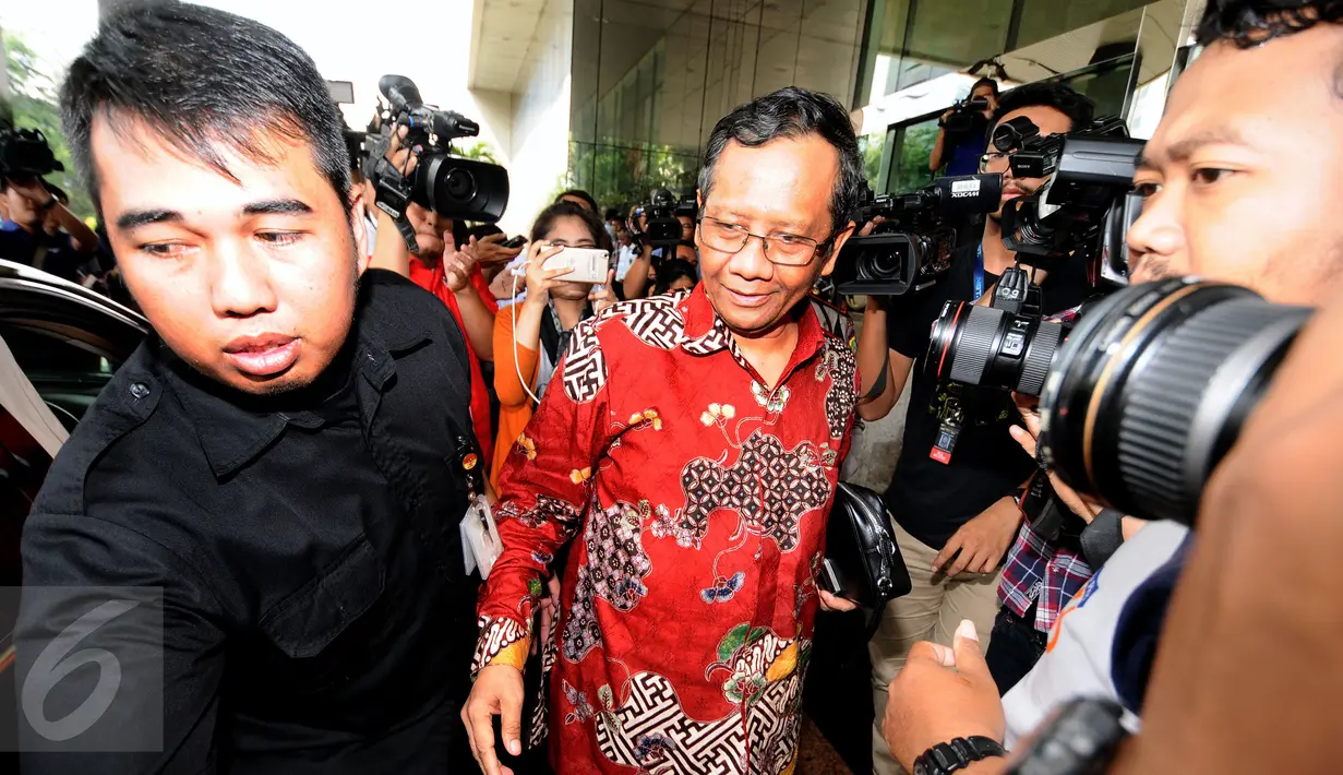 Mantan Ketua MK, Mahfud MD (tengah) meninggalkan gedung KPK usai melakukan pertemuan dengan pimpinan KPK, Jakarta, Senin (30/1). Mahfud MD diminta KPK untuk menjadi panitia seleksi pemilihan penasihat KPK. (Liputan6.com/Helmi Fithriansyah)