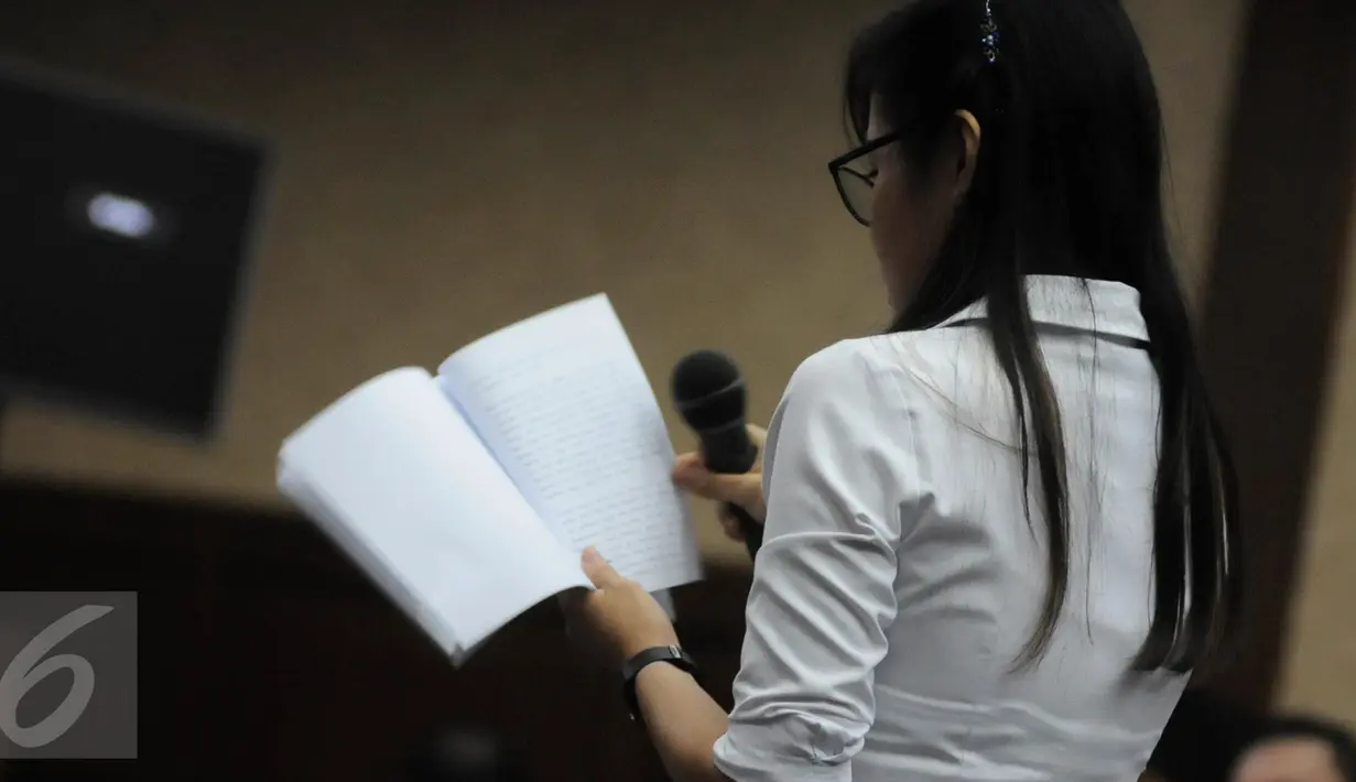 Terdakwa kasus dugaan pembunuhan Wayan Mirna Salihin, Jessica Wongso membacakan pledoi pada sidang lanjutan di PN Jakarta Pusat, Rabu (12/10). Sebanyak 3.000 halaman nota pembelaan dibacakan oleh Jessica Wongso. (Liputan6.com/Faizal Fanani)