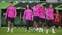Pemain Chelsea berjalan di lapangan saat sesi latihan jelang final Europa Conference League kontra Real Betis di Wroclaw, Polandia, Selasa, 27 Mei 2025. (AP Photo/Petr Josek)