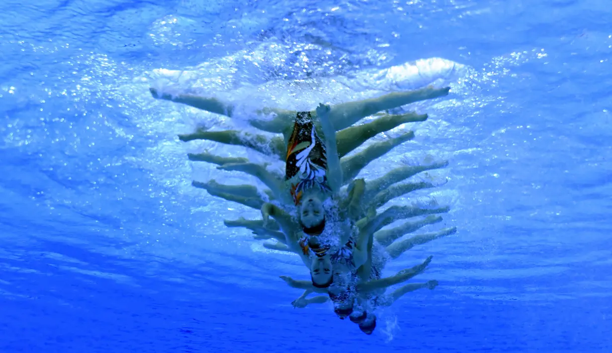 Tim renang artistik Jepang menampilkan gerakan dalam final nomor technical routine Asian Games 2018 di Aquatic Center, Gelora Bung Karno (GBK), Jakarta, Rabu (29/8). (ANTARA FOTO/INASGOC/Simon Lodge/sgd/Spt/18)
