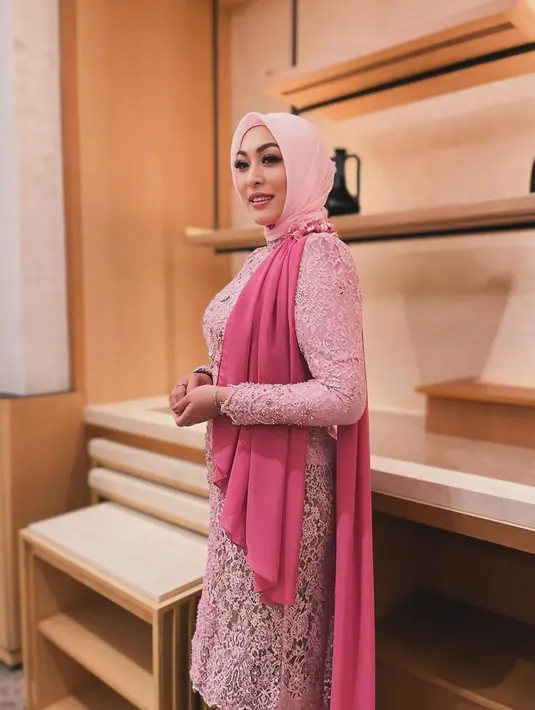 Sementara saat siraman, Angelina Sondakh memilih kebaya modern panjang warna pink pastel yang selaras dengan hijabnya. Detail sendang warna pink magenta buat penampilannya semakin anggun. [@rezaartameviaofficial/@angelinasondakh09].