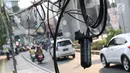 Instalasi kabel menjuntai ke trotoar di Jalan Kyai Maja, Jakarta, Rabu (10/4). Selain menganggu kenyamanan pejalan kaki, kondisi instalasi kabel yang semrawut tersebut juga berbahaya apabila mengandung aliran listrik. (Liputan6.com/Immanuel Antonius)
