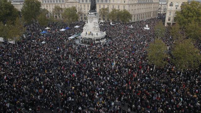 Ratusan orang berkumpul di alun-alun Republique selama demonstrasi pada hari Minggu 18 Oktober 2020 di Paris.