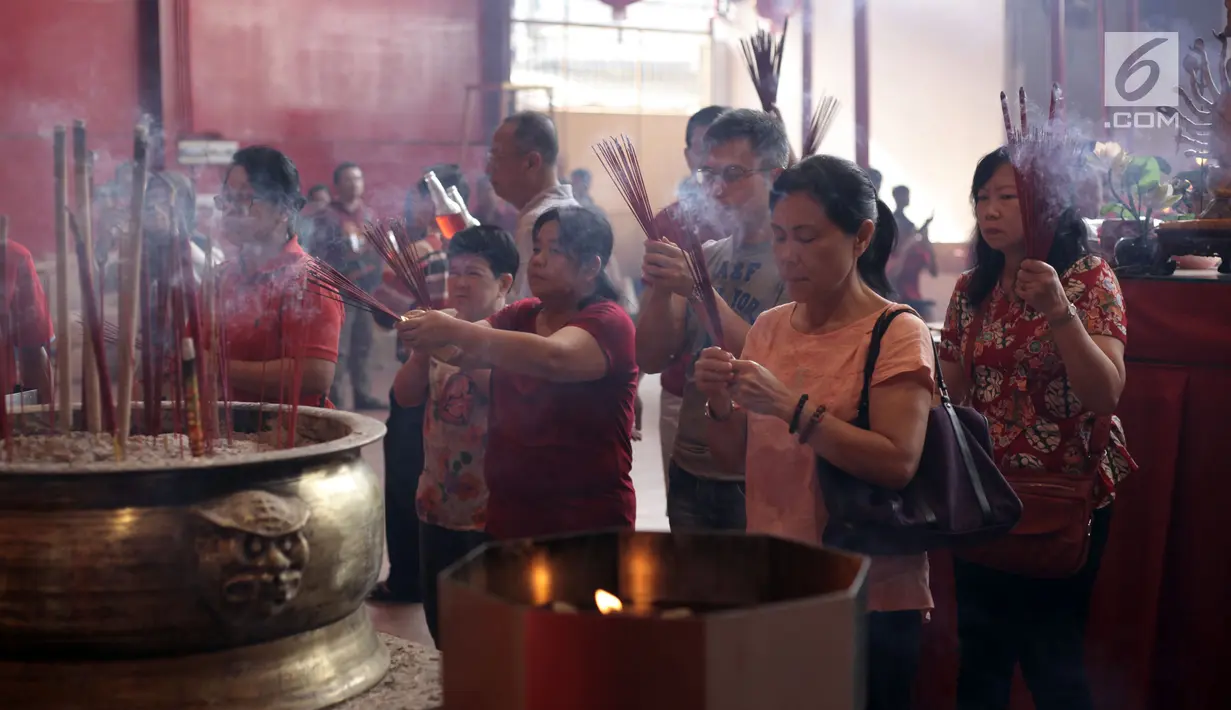 Warga keturunan Tionghoa melakukan sembahyang pada perayaan Imlek 2569 di Vihara Dharma Bhakti, Petak Sembilan, Jakarta Barat, Jumat (16/2). Mereka terlihat khusyuk memanjatkan doa memasuki tahun anjing tanah ini. (Liputan6.com/Arya Manggala)