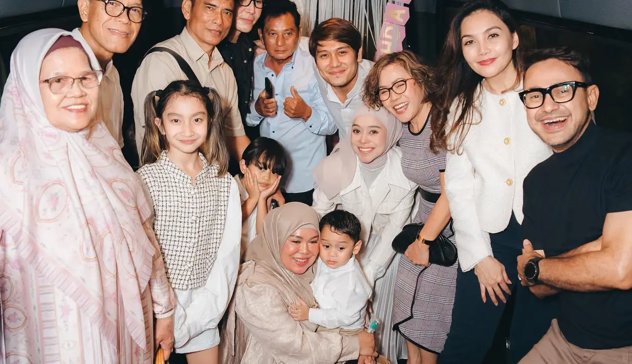Lesti dan Billar berfoto bersama sahabat dan keluarga di dalam mobil yang sangat luas. "Semoga suka ya kamu meskipun masih kosong melompong, sementara ngemper dulu," ucapnya. (Foto: Instagram/ rizkybillar)