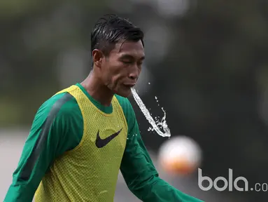 Hansamu Yama membuang air lewat mulutnya pada sesi latihan Timnas U-22 Indonesia di Lapangan SPH, Karawaci, Jumat (17/3/2017). Latihan ini adalah persiapan untuk melawan Mynmar pada laga persahabatan. (Bola.com/Nicklas Hanoatubun)