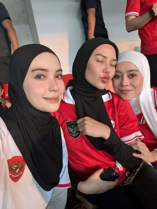 Dara Arafah hadir mengenakan jersey merah dan pashmina hitamnya.
