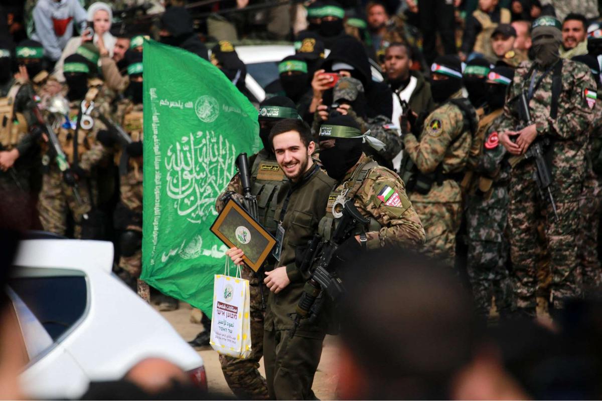 Momen Sandera Israel Cium Kening Pejuang Hamas
