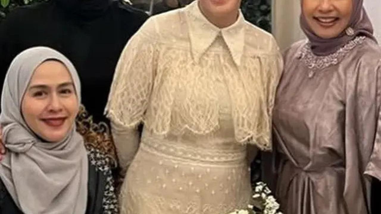 Tampilan Maia Estianty Dibalut Dress Putih Stunning Saat Halal Bihalal, Tak Kalah Stunning dengan Kedua Calon Menantu Good Looking