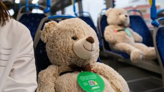 Boneka Teddy Bear di dalam bus/dok. HOK-ELANTO