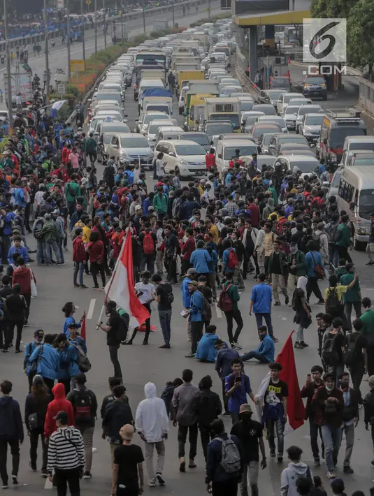 Massa mahasiswa memblokade Tol Dalam Kota saat berunjuk rasa di depan Gedung DPR/ MPR RI, Jakarta, Selasa (24/9/2019). Unjuk rasa menuntut penolakan atas pengesahan sejumlah RUU kontroversial tersebut diwarnai aksi bakar sejumlah kardus di tol dalam kota. (Liputan6.com/Faizal Fanani)