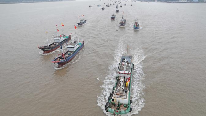 Kapal-kapal penangkap ikan berangkat dari Pelabuhan Shenjiamen di Zhoushan, Provinsi Zhejiang, China timur, pada 16 September 2020. Kapal-kapal penangkap ikan berangkat dari sejumlah pelabuhan di Provinsi Zhejiang pada Rabu (16/9) siang waktu setempat. (Xinhua/Chen Yongjian)