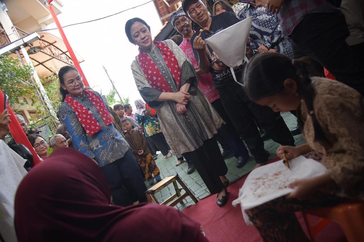 Wali kota Semarang, Agustina Wilujeng bersama wakil wali kota, Iswar Aminuddin dan beberapa kepala OPD melakukan dialog bersama Ketua DPR RI Puan Maharani saat meninjau Kampoeng Djadhoel