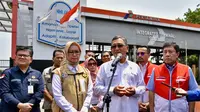 Menteri ESDM, Arifin Tasrif saat meninjau gudang BBM di Surabaya. (Foto: Istimewa)
