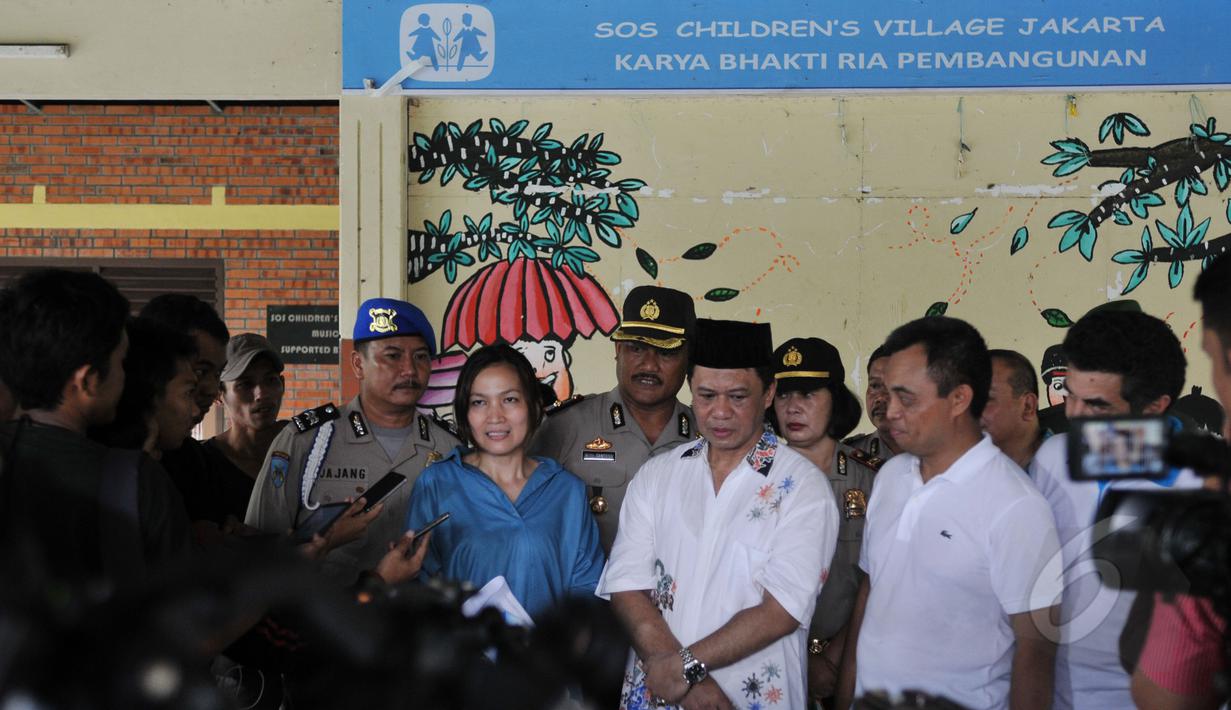 Kadiv Humas Mabes Polri, Irjen Pol Anton Charlian (tengah) didampingi Sekjen KPAI Erlinda saat memberikan keterangan usai menemui lima anak yang ditelantarkan orangtuanya, di pendopo Safe House Cibubur, Jakarta, Sabtu (16/5). (Liputan6.com/Johan Tallo)