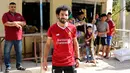 Pesepakbola Irak Hussein Ali berpose mengenakan kostum Liverpool di ibukota Baghdad (4/6). Hussein Ali merupakan pemain dari klub Irak Al-Zawraa FC yang mirip dengan bintang Liverpool, Mohamed Salah. (AFP Photo/Sabah Arar)