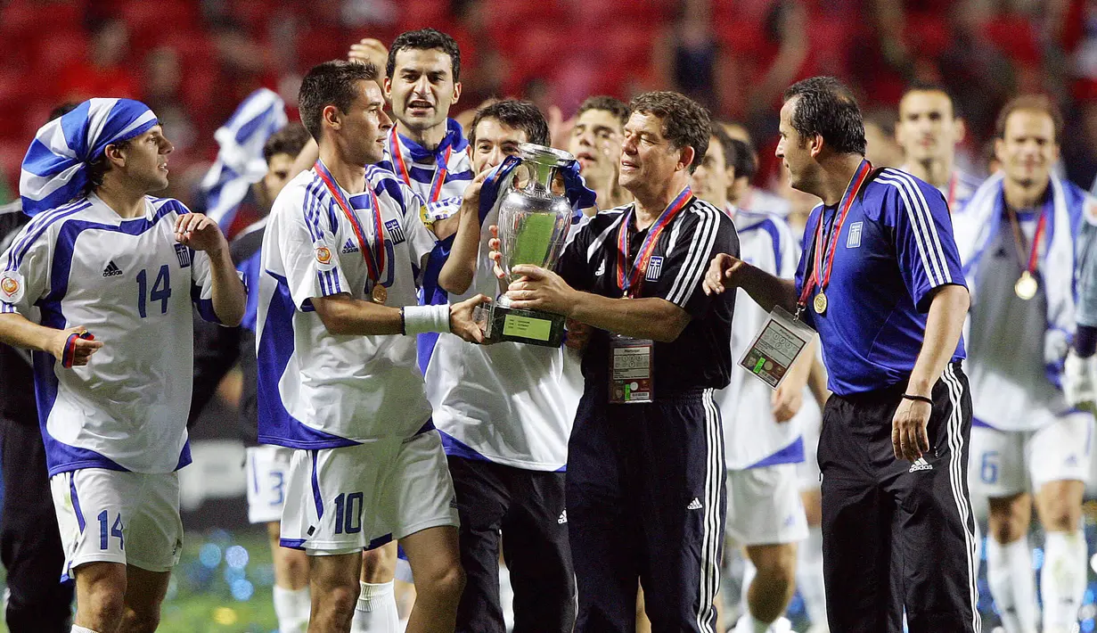 Yunani juara Piala Eropa 2004. Ajang Piala Eropa 2004 yang digelar di Portugal sangat istimewa bagi Yunani dan tuan rumah Portugal. Sangat unik, kedua tim yang tak diunggulkan ini bertemu di laga pembuka dan juga di laga final. Kedua laga dimenangi oleh Yunani dengan skor 2-1 di laga pembuka dan 1-0 di laga final. (AFP/Lluis Gene)