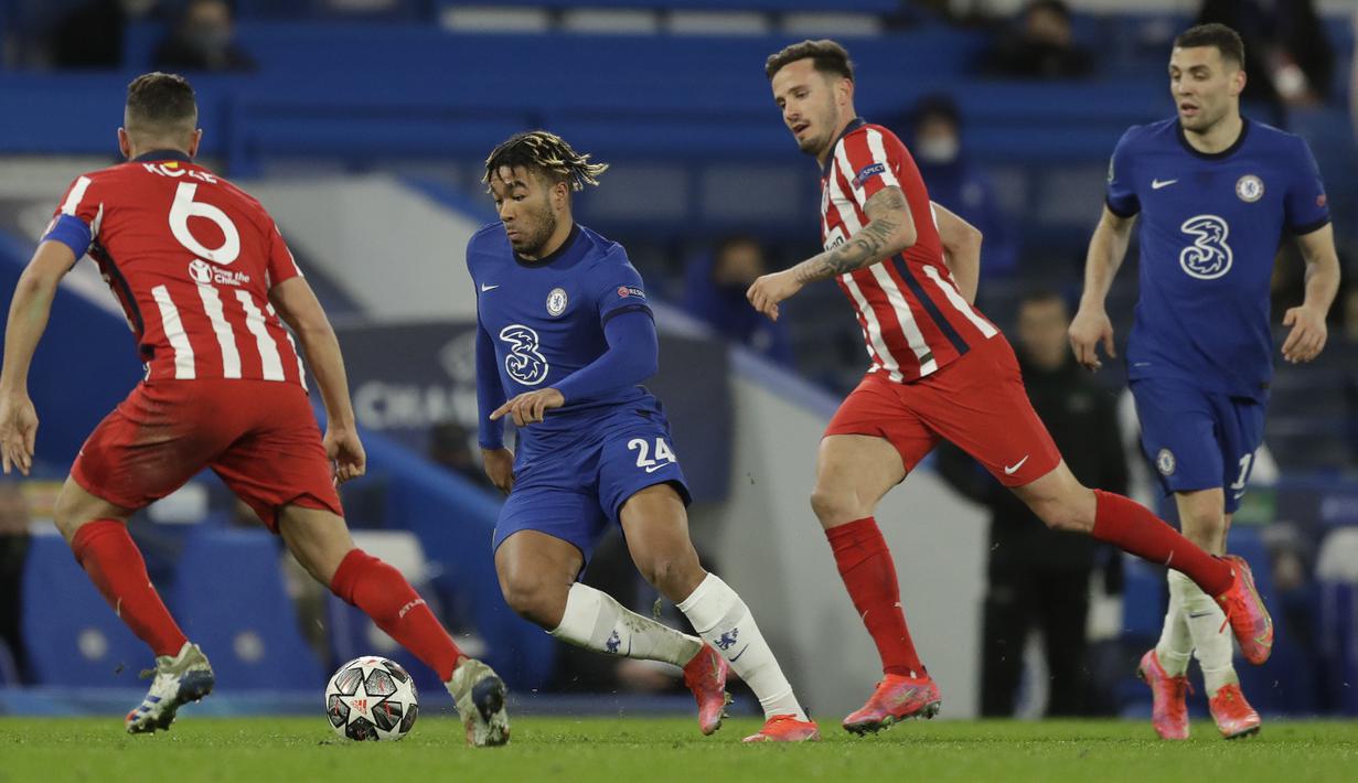 Bek Chelsea, Reece James (tengah) menguasai bola di antara dua pemain Atletico Madrid, Koke (kiri) dan Saul dalam laga leg kedua babak 16 besar Liga Champions 2020/2021 di Stamford Bridges, London, Rabu (17/3/2021). Chelsea menang 2-0 atas Atletico Madrid. (AP/Matt Dunham)