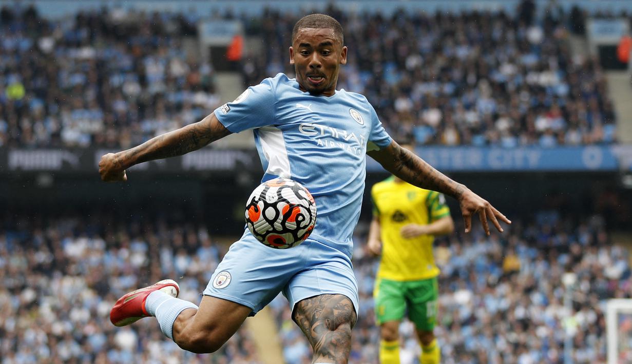 Memasuki babak kedua, Gabriel Jesus hampir membuat timnya unggul 3 gol pada menit ke-55. Melalui aksinya melewati beberapa pemain Norwich, ia mampu melepaskan tendangan ke gawang The Canaries. Sayang, tendangannya masih melebar. (Foto: AFP/Adrian Dennis)