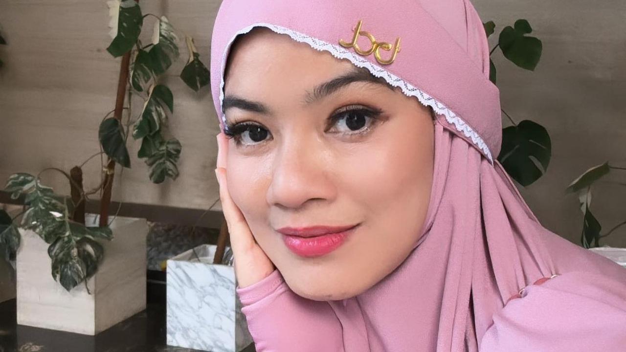 Penampilan Titi Kamal langsung mencuri perhatian netizen dan rekan seleb. Mereka menuliskan berbagai komentar.<br>