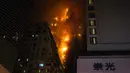 Kebakaran melanda lokasi konstruksi di Hong Kong, Jumat (3/3/2023). Hingga kini penyebab kebakaran di gedung yang masih dalam proses pembangunan itu masih belum diketahui. (AP Photo/Louise Delmotte)